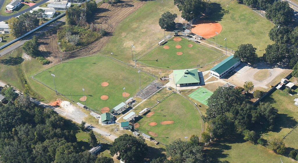 Vi ayeryen yon konplèks espòtif ak teren bezbòl, yon bilding santral ak yon twati vèt, ak yon teren baskètbòl.