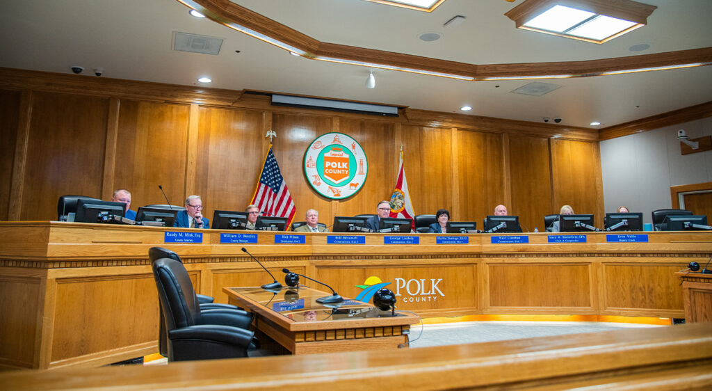 Los comisionados del condado de Polk se sientan en la sala de juntas