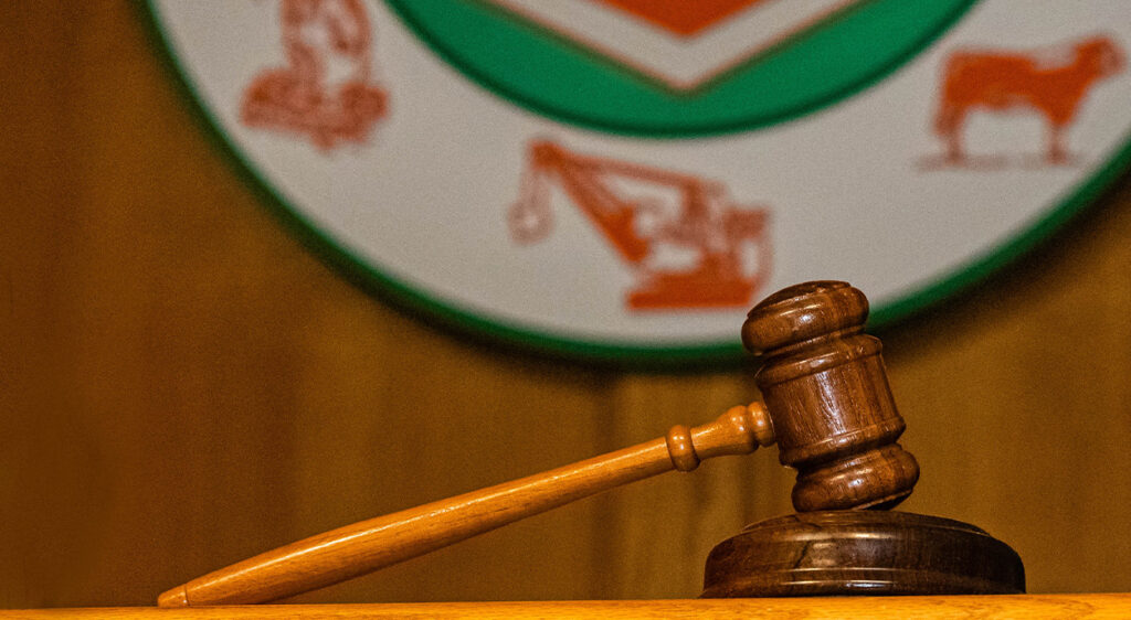 martillo en la sala de la Comisión del Condado