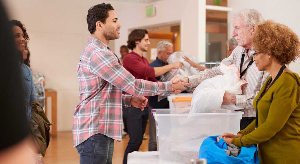 Grupo de personas que proporcionan recursos de recuperación a un grupo necesitado.