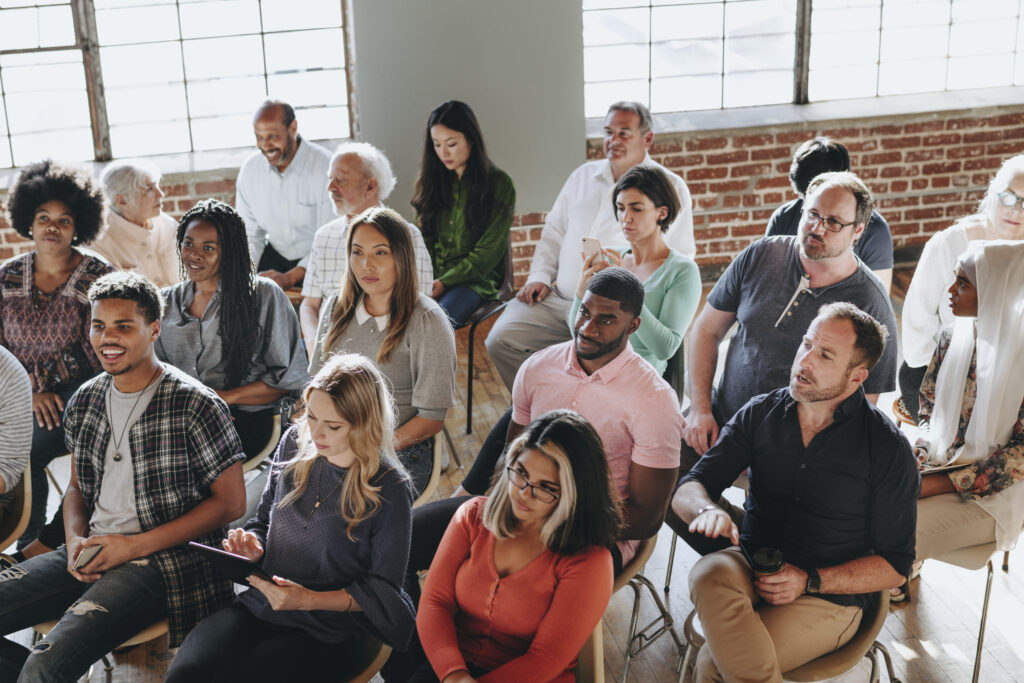 Personas diversas en el seminario.