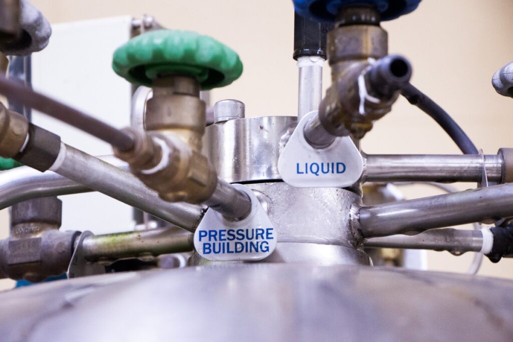 vessel of liquid oxygen with 'liquid' and 'under pressure' tags
