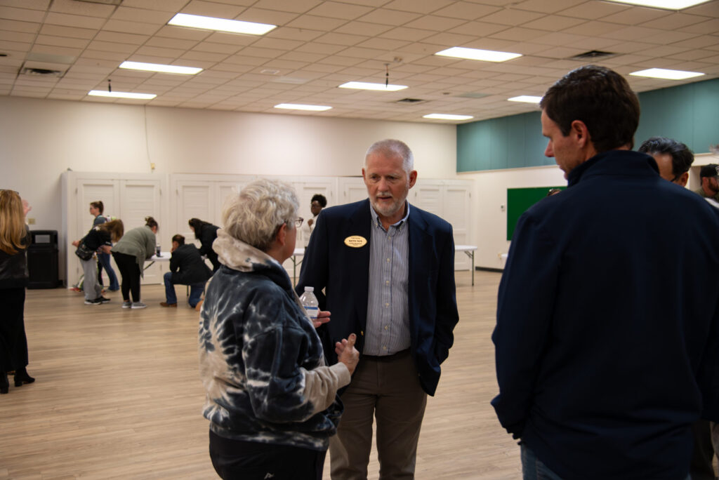 Keith Tate, director de Gestión de Instalaciones del condado de Polk, habla con un residente del condado para responder a sus preguntas durante la reunión pública celebrada el 24 de febrero.